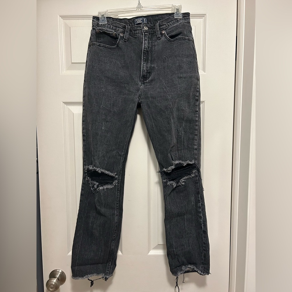 Abercrombie Ultra High Rise Mom Jean Size 28
